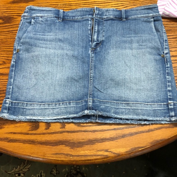LOFT Dresses & Skirts - LOFT SIZE 30/10 DENIM MINI SKIRT WITH RAW HEM POCKETS ON FRONT AND BACK